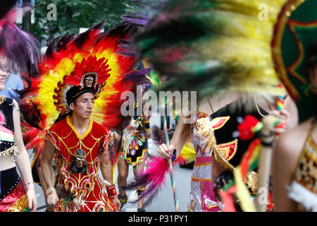 Francoforte, Germania. 16 Giugno, 2018. I boliviani danza presso la parata, indossando il tradizionale costume di carnevale e copricapo. Migliaia di persone hanno partecipato e guardato il 2018 Parade der Kulturen (sfilata di culture), organizzata dalla Frankfurter Jugendring (Francoforte la gioventù del Consiglio). La sfilata con partecipanti provenienti da oltre 40 diversi gruppi di expat e organizzazioni culturali che ha presentato la diversità culturale di Francoforte. Credito: Michael Debets/Pacific Press/Alamy Live News Foto Stock