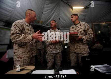 Stati Uniti Marine Col. James R. Hensien (sinistra) parla di Lt. Gen. Lewis A. Craparotta (centro) e il Mag. Marcos Melendez (a destra) durante i Marine forza expeditionary larga scala esercizio 16 a Camp Pendleton, California, 19 Agosto, 2016. Craparotta è il MEF comandante generale, Hensien è il primo Marine Logistics Group capo del personale e il Mag. Melendez è il 1° MLG G-3 Operations Officer. LSE 16 prove ho MEF del capacità di pianificare, implementare e comando e controllo di una forza di più di 50.000 Marines e marinai contro un vicino-peer nemico vigore. L'esercizio prove 1° MLG la capacità di fornire sufficiente, agi Foto Stock