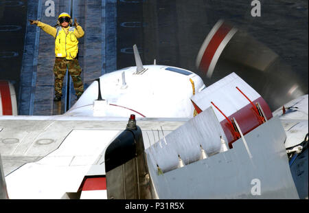 Il mare a bordo della USS Theodore Roosevelt CVN (71) Dic. 31, 2001 -- Aviazione di Boatswain Mate 3° di classe Krystol Koos dirige un C-2 'Greyhound' aeromobile a prua di una catapulta per il lancio durante le operazioni di volo. Il mezzo di trasporto aereo è assegnato al 'Rawhides' della flotta Supporto tattico Squadron quattro Zero (VRC-40), implementato con Theodore Roosevelt Battle Group a sostegno dell'Operazione Enduring Freedom.Ê Foto Stock