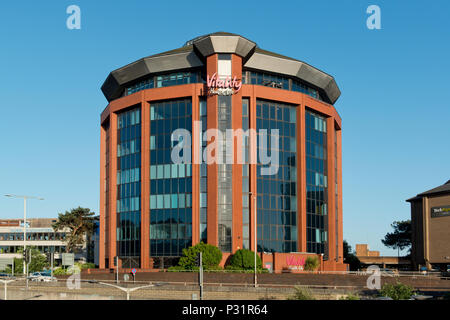 Digital Signage per la vitalità della compagnia di assicurazione sulla salute al di fuori della società edificio in Bournemouth. Foto Stock