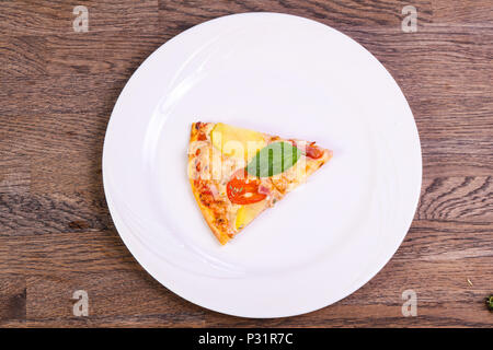 Pizza con prosciutto e patate servita il basilico Foto Stock