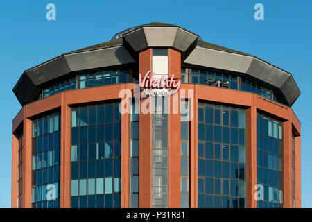 Digital Signage per la vitalità della compagnia di assicurazione sulla salute al di fuori della società edificio in Bournemouth. Foto Stock