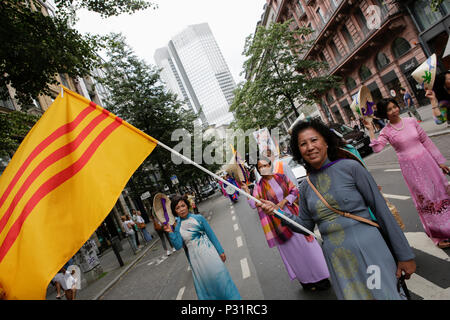 Francoforte, Germania. 16 Giugno, 2018. Migliaia di persone hanno partecipato e guardato il 2018 Parade der Kulturen (sfilata di culture), organizzata dalla Frankfurter Jugendring (Francoforte la gioventù del Consiglio). La sfilata con partecipanti provenienti da oltre 40 diversi gruppi di expat e organizzazioni culturali che ha presentato la diversità culturale di Francoforte. Credito: Michael Debets/Pacific Press/Alamy Live News Foto Stock