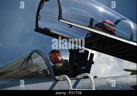 Stati Uniti Air Force 1 Lt. Graham Johnson, 493rd Fighter Squadron F-15C Eagle pilota assegnato alla Royal Air Force Lakenheath, Inghilterra, compie una sortita a Ämari Air Base, Estonia, Agosto 12, 2016. F-15C aquile dalla 493rd Fighter Squadron e California Air National Guard del Expeditionary 194th Fighter Squadron da Fresno partecipano a una multinazionale la formazione di volo la distribuzione in Estonia per rafforzare e fissare i partenariati della NATO e capacità, pur concentrandosi sul dissimili formazione dell'aria. (U.S. Air Force foto/Senior Airman Erin Trower) Foto Stock