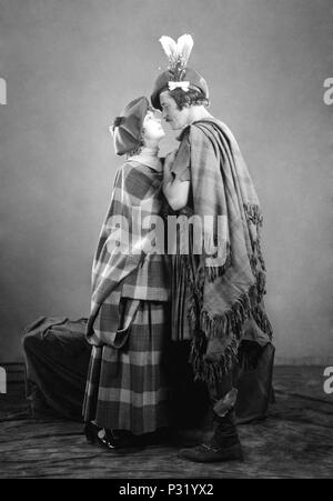 Pellicola originale titolo: ANNIE LAURIE. Titolo inglese: ANNIE LAURIE. Regista: JOHN S. ROBERTSON. Anno: 1927. Stelle: Lillian Gish; Norman Kerry. Credito: Metro Goldwyn Mayer / Album Foto Stock