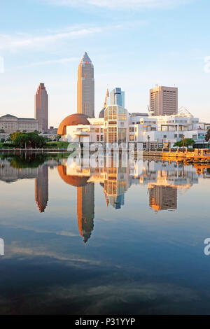 Cleveland, Ohio, Stati Uniti d'America skyline si riflette nelle acque del porto Northcoast del Lago Erie. Foto Stock
