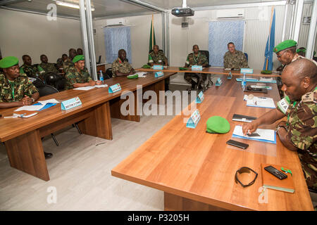 Mogadiscio, Somalia- U.S. Navy Adm posteriore. William Wheeler (centro), Combined Joint Task Force-Horn dell Africa vice comandante, assiste ad una missione dell Unione Africana in Somalia / somalo Esercito Nazionale Comandanti di settore della conferenza episcopale, e il agosto 25, 2016 all'AMISOM vigore sede a Mogadiscio, Somalia. La conferenza ha riunito gli alti capi militari da ciascun settore per controllare l'efficienza e i miglioramenti necessari per operazioni di sicurezza e SNA strategie di collaborazione. Gibuti, Kenya, Uganda, Etiopia e il Burundi sono i cinque AMISOM nazioni che contribuiscono a combattere le truppe per la sicurezza della Somalia. Foto Stock