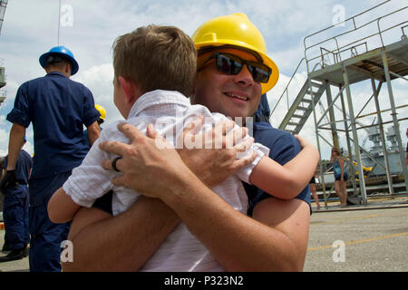 Coast Guard Barque Eagle membro di equipaggio Petty Officer 1. Classe Justin Pearl riunisce con la sua famiglia dopo essere arrivati presso la Guardia Costiera cantiere, Baltimore, Md., Venerdì 19 Agosto, 2016. L'Aquila partì il cantiere in aprile per le chiamate porta in Europa, Bermuda e degli Stati Uniti orientali, come ha svolto la sua missione di formare futuri Coast Guard ufficiali. Coast Guard foto di Sottufficiali di 2a classe di Lisa Ferdinando Foto Stock