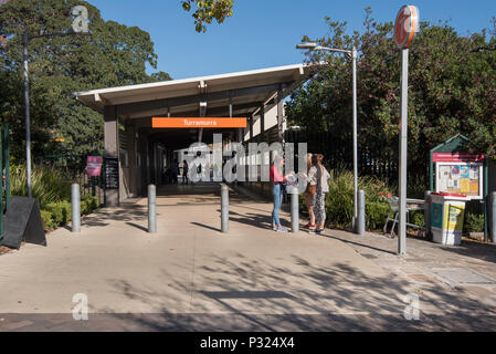 Frondose Turramurra stazione ferroviaria su Sydney superiore della North Shore, parte dell'Ku-Ring-gai comune e la Sydney rete di treni NSW, Australia Foto Stock