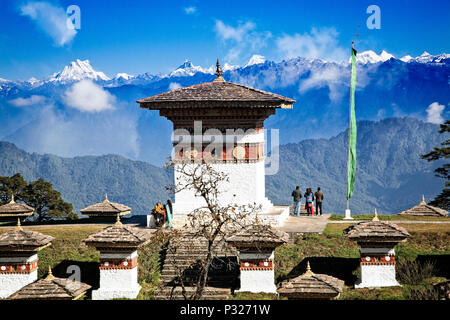 Il tetto del Himalays come visto da 10.000 piedi Dochula pass in Bhutan. Foto Stock