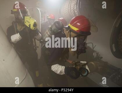 160821-N-LR795-035 OCEANO PACIFICO (Agosto 21, 2016) - squadra volante i membri partecipano in un drill incendio a bordo il trasporto anfibio dock nave USS Somerset (LPD 25). Il Somerset, parte dell'isola Makin anfibio gruppo pronto, si sta preparando per la sua imminente maiden deployment, composito conduttore unità di addestramento esercizio con l'undicesimo Marine Expeditionary Unit. (U.S. Foto di Marina di Massa lo specialista di comunicazione di terza classe Amanda Chavez) Foto Stock