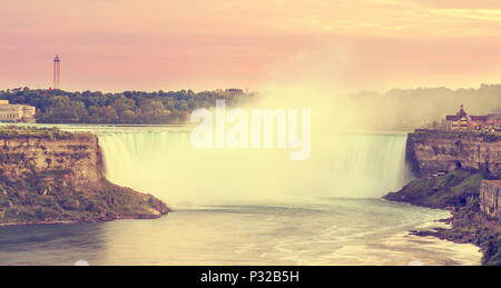 Vista a ferro di cavallo cade nella città di Niagara Falls, Ontario, Canada Foto Stock