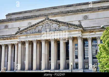 Washington DC, Stati Uniti d'America - 5 Giugno 2018: Ritorno degli archivi nazionali edificio affacciato Pennsylvania Avenue Foto Stock