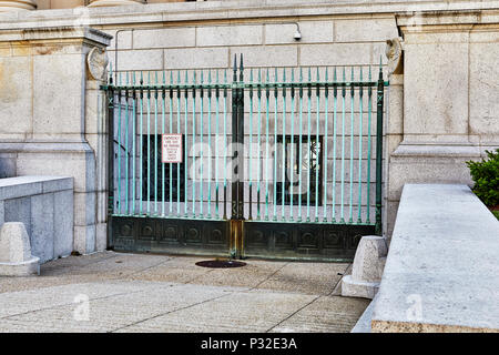 Washington DC, Stati Uniti d'America - 5 Giugno 2018: lato ingresso di gate per l'Archivio Nazionale dell'edificio 9 SAN Foto Stock