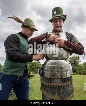 Londra, Eltham, Regno Unito. 16 Giugno, 2018. Grand giostra medievale a Eltham Palace. Credito: Guy Corbishley/Alamy Live News Foto Stock