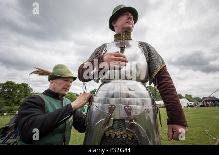 Londra, Eltham, Regno Unito. 16 Giugno, 2018. Grand giostra medievale a Eltham Palace. Credito: Guy Corbishley/Alamy Live News Foto Stock