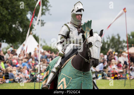 Londra, Eltham, Regno Unito. 16 Giugno, 2018. Grand giostra medievale a Eltham Palace. Credito: Guy Corbishley/Alamy Live News Foto Stock