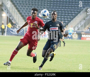 Chester, Pennsylvania, USA. 16 Giugno, 2018. Unione CORY BURKE (19) in azione contro la Red Bulls HASSAN NDAM, (47) a Talen Energy Stadium di Chester in Pennsylvania Credito: Ricky Fitchett/ZUMA filo/Alamy Live News Foto Stock