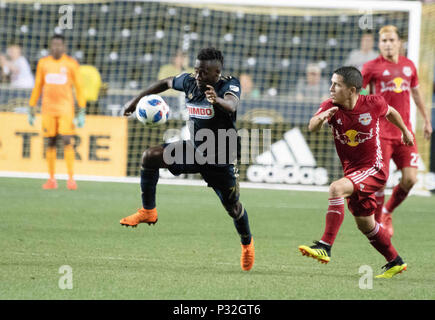 Chester, Pennsylvania, USA. 16 Giugno, 2018. Unione DAVID ACCAM (7) in azione contro la Red Bulls CONNOR LADE, (5) in energia Talen Stadium di Chester in Pennsylvania Credito: Ricky Fitchett/ZUMA filo/Alamy Live News Foto Stock