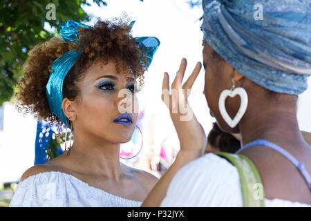 Seattle, Washington, Stati Uniti d'America. I membri del "maree di modifica' Ensemble preparare per il Fremont Solstice Parade e Festival. La manifestazione annuale, ora nel suo trentesimo anno, è prodotta da Fremont Arts Council - un'organizzazione che sostiene le arti e gli artisti in e intorno al Fremont quartiere di Seattle. veicoli. Inoltre sono vietati qualsiasi parole scritte o loghi, no animali vivi e non vere armi. La pa Credito: Paolo Christian Gordon/Alamy Live News Foto Stock