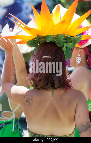 Seattle, Washington, Stati Uniti d'America. Membri del 'Juanita Revolucion e la rivoluzione di impollinazione' Ensemble preparare per il Fremont Solstice Parade e Festival. La manifestazione annuale, ora nel suo trentesimo anno, è prodotta da Fremont Arts Council - un'organizzazione che sostiene le arti e gli artisti in e intorno al Fremont quartiere di Seattle. veicoli. Inoltre sono vietati qualsiasi parole scritte o loghi, no live un credito: Paolo Christian Gordon/Alamy Live News Foto Stock