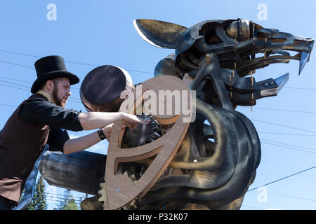 Seattle, Washington, Stati Uniti d'America. Un membro della 'Steamrats: tecnologici terrori' Ensemble mette i tocchi di rifinitura sul loro "Steamrat gigante robot" galleggiante per il Fremont Solstice Parade e Festival. La manifestazione annuale, ora nel suo trentesimo anno, è prodotta da Fremont Arts Council - un'organizzazione che sostiene le arti e gli artisti in e intorno al Fremont quartiere di Seattle. veicoli. Anche vietato Credito: Paolo Christian Gordon/Alamy Live News Foto Stock