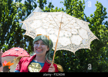 Seattle, Washington, Stati Uniti d'America. Un membro della 'Steamrats: tecnologici terrori' Ensemble si prepara al Fremont Solstice Parade e Festival. La manifestazione annuale, ora nel suo trentesimo anno, è prodotta da Fremont Arts Council - un'organizzazione che sostiene le arti e gli artisti in e intorno al Fremont quartiere di Seattle. veicoli. Inoltre sono vietati qualsiasi parole scritte o loghi, no animali vivi e nessun r Credito: Paolo Christian Gordon/Alamy Live News Foto Stock