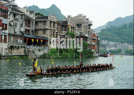 Zhenyuan, della Cina di Guizhou. 16 Giugno, 2018. I partecipanti frequentano un corso di formazione per la gara di dragon boat sul fiume Wuyang in Zhenyuan County, a sud-ovest della Cina di Guizhou, 16 giugno 2018. Gara di dragon boat è un evento tradizionale per il Dragon Boat Festival, che cade il quinto giorno del quinto mese del calendario lunare cinese, o 18 giugno di quest'anno. Credito: Yang Wenbin/Xinhua/Alamy Live News Foto Stock