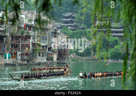Zhenyuan, della Cina di Guizhou. 16 Giugno, 2018. I partecipanti frequentano un corso di formazione per la gara di dragon boat sul fiume Wuyang in Zhenyuan County, a sud-ovest della Cina di Guizhou, 16 giugno 2018. Gara di dragon boat è un evento tradizionale per il Dragon Boat Festival, che cade il quinto giorno del quinto mese del calendario lunare cinese, o 18 giugno di quest'anno. Credito: Yang Wenbin/Xinhua/Alamy Live News Foto Stock