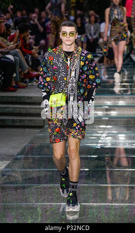 Milano, Italia. 16 Giugno, 2018. Un modello presenta le creazioni di Versace durante Milano Moda Uomo Settimana Primavera/Estate 2019 in Italia, a Milano, il 16 giugno 2018. Credito: Wang Jian/Xinhua/Alamy Live News Foto Stock