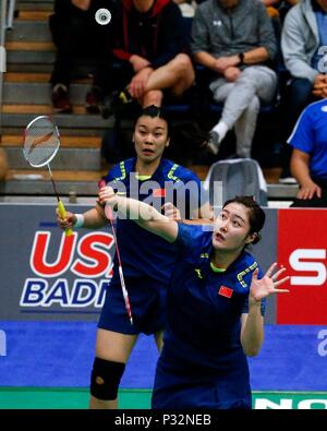 Los Angeles, Stati Uniti d'America. 16 Giugno, 2018. Codolo Jinhua e Yu Xiaohan (anteriore) della Cina competere durante il doppio femminile semifinale partita contro Chow Mei Kuan e Vivian Hoo della Malaysia presso l'U.S. Aprire Badminton campionati in Los Angeles, gli Stati Uniti, il 16 giugno 2018. Codolo Jinhua e Yu Xiaohan ha vinto 2-0. Credito: Zhao Hanrong/Xinhua/Alamy Live News Foto Stock