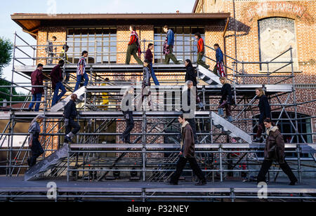 Milano, Italia. 16 Giugno, 2018. I modelli presenti creazioni di Diesel Tag rosso durante la Milano Moda Uomo Settimana Primavera/Estate 2019 in Italia, a Milano, il 16 giugno 2018. Credito: Wang Jian/Xinhua/Alamy Live News Foto Stock