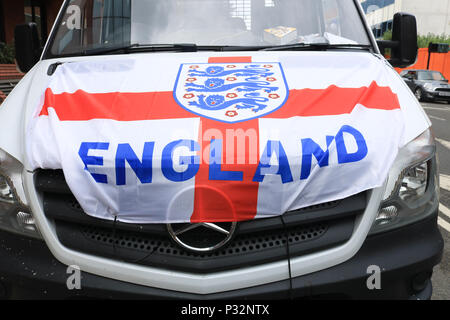 Londra REGNO UNITO. Il 17 giugno 2018. Un Inghilterra bandiera con San Giorgio Croce stesa sul cofano di auto a Wimbledon centro città per mostrare il loro sostegno per l'Inghilterra team nazionali di competere nel XXI Campionati del Mondo di Calcio di torneo in Russia Credito: amer ghazzal/Alamy Live News Foto Stock