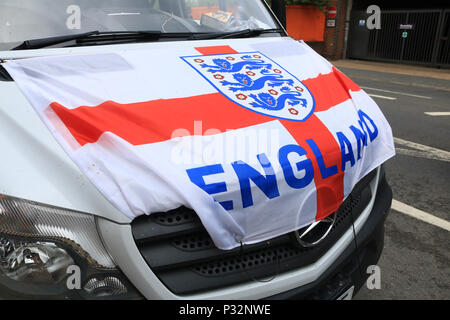 Londra REGNO UNITO. Il 17 giugno 2018. Un Inghilterra bandiera con San Giorgio Croce stesa sul cofano di auto a Wimbledon centro città per mostrare il loro sostegno per l'Inghilterra team nazionali di competere nel XXI Campionati del Mondo di Calcio di torneo in Russia Credito: amer ghazzal/Alamy Live News Foto Stock