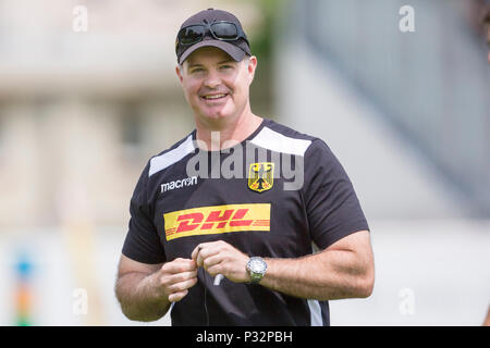 16 giugno 2018, Germania Heidelberg: match di qualificazione per il 2019 Coppa del Mondo di Rugby in Giappone, Germania vs Portogallo: allenatore tedesco Kobus Potgieter. · Nessun filo servizio · Foto: Jürgen Keßler/dpa Foto Stock