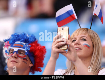 Samara, Russia. 17 Giugno, 2018. I fan della Russia sono visto prima un gruppo e corrispondenza tra Costa Rica e della Serbia al 2018 FIFA World Cup di Samara, Russia, 17 giugno 2018. Credito: Maohua Fei/Xinhua/Alamy Live News Foto Stock