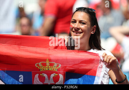 Samara, Russia. 17 Giugno, 2018. Un ventilatore di Serbia il tifo per il suo team durante un gruppo e corrispondenza tra Costa Rica e della Serbia al 2018 FIFA World Cup di Samara, Russia, 17 giugno 2018. Credito: Voi Pingfan/Xinhua/Alamy Live News Foto Stock