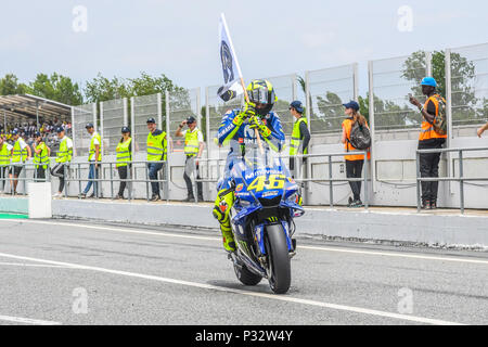 VALENTINO ROSSI (46) d'Italia con ANDREAS (77) bandiera durante la gara della MotoGP di gara del Gran Premio della Catalogna sul Circuito de Barcelona pista di Montmelo, vicino a Barcellona il 17 giugno 2018 (Foto: Alvaro Sanchez) Foto Stock