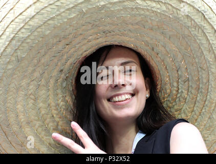 Mosca, Russia. 17 Giugno, 2018. Una ventola cheers prima di un gruppo F match tra Germania e Messico al 2018 FIFA World Cup a Mosca, in Russia, 17 giugno 2018. Credito: Cao può/Xinhua/Alamy Live News Foto Stock