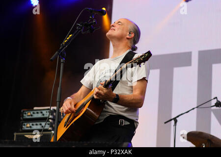 Norvegia, Oslo - Giugno 17, 2018. La Scottish rock band Travis esegue un concerto dal vivo durante il norvegese music festival Piknik mi Parken 2018 a Oslo. Qui il cantante Fran Healy è visto dal vivo sul palco. (Photo credit: Gonzales foto - Stian S. Moller). Foto Stock