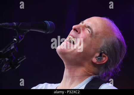 Norvegia, Oslo - Giugno 17, 2018. La Scottish rock band Travis esegue un concerto dal vivo durante il norvegese music festival Piknik mi Parken 2018 a Oslo. Qui il cantante Fran Healy è visto dal vivo sul palco. (Photo credit: Gonzales foto - Stian S. Moller). Foto Stock