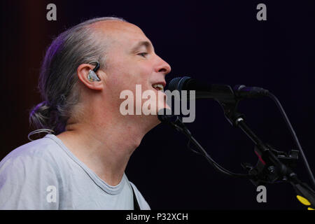 Norvegia, Oslo - Giugno 17, 2018. La Scottish rock band Travis esegue un concerto dal vivo durante il norvegese music festival Piknik mi Parken 2018 a Oslo. Qui il cantante Fran Healy è visto dal vivo sul palco. (Photo credit: Gonzales foto - Stian S. Moller). Foto Stock