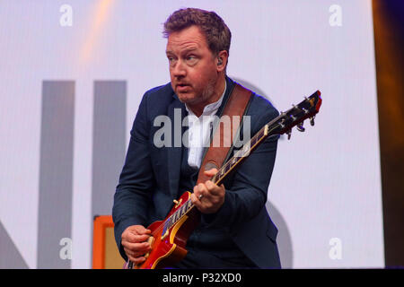 Norvegia, Oslo - Giugno 17, 2018. La Scottish rock band Travis esegue un concerto dal vivo durante il norvegese music festival Piknik mi Parken 2018 a Oslo. Qui il chitarrista Andy Dunlop è visto dal vivo sul palco. (Photo credit: Gonzales foto - Stian S. Moller). Foto Stock