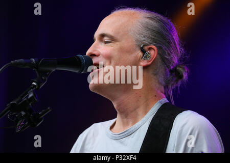 Norvegia, Oslo - Giugno 17, 2018. La Scottish rock band Travis esegue un concerto dal vivo durante il norvegese music festival Piknik mi Parken 2018 a Oslo. Qui il cantante Fran Healy è visto dal vivo sul palco. (Photo credit: Gonzales foto - Stian S. Moller). Foto Stock