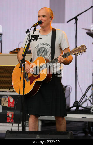 Norvegia, Oslo - Giugno 17, 2018. La Scottish rock band Travis esegue un concerto dal vivo durante il norvegese music festival Piknik mi Parken 2018 a Oslo. Qui il cantante Fran Healy è visto dal vivo sul palco. (Photo credit: Gonzales foto - Stian S. Moller). Foto Stock