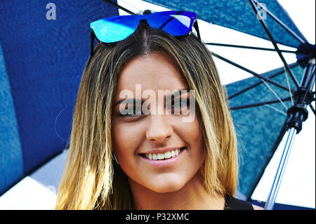 Barcellona, Spagna. 17 Giugno, 2018. Un Monster Energy Drink ragazza pone durante il Gran Premio di Spagna di Motogp. Credito: Pablo Guillen Foto Stock