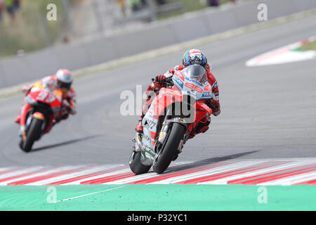 Montmelo, Catalunya, Spagna. 17 Giugno, 2018. Jorge Lorenzo di Spagna e Ducati Team conduce la corsa davanti a Marc Marquez della Spagna e del Team Repsol Honda durante Gran Premi Monster Energy de Catalunya (Gran Premio di Catalunya), gara MotoGP, il 17 giugno 2018 presso la pista di Catalunya a Montmelò, vicino a Barcelona, Spagna Credito: Manuel Blondau/ZUMA filo/Alamy Live News Foto Stock