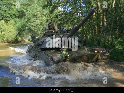 TRZEBIEN, Polonia - i soldati della società D, 3 bracci combinato battaglione, sessantanovesima Armor reggimento, terza divisione di fanteria, basata al di fuori della m. Stewart, Ga., condurre una traversata dell'acqua montata in un M1A2 Abrams serbatoio durante la formazione congiunta a Zagan Area Formazione, Polonia, 24 agosto 2016. Il comune di attraversamento dell'acqua esercizio incluso soldati polacchi del decimo cavalleria corazzata brigata, XI divisione corazzata, che ha facilitato la distribuzione di due veicolo blindato-lanciato ponti per il polacco BMP di combattimento della fanteria e veicoli U.S. Bradley veicoli da combattimento a croce in corrispondenza di una posizione adiacente. D Co. "Dark Knights" ar Foto Stock