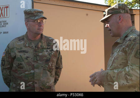 Stati Uniti Esercito Lt. Gen. Ben Hodges, Comandante generale degli Stati Uniti Esercito Europa (USAREUR), parla con Col. Nick Ducich, comandante del comune di formazione multinazionale Group-Ukraine, al mantenimento della pace internazionale e Security Center (IPSC) in Yavoriv, Ucraina, 27 agosto 2016. Il comune di formazione multinazionale Group-Ukraine fornisce U.S. I soldati e le operazioni speciali personale per formare l'Ucraina la Guardia Nazionale di unità in un continuo sforzo per rafforzare l'Ucraina difese. (U.S. Foto dell'esercito da Elizabeth Tarr) Foto Stock