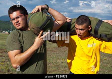 CAMP NAVAJO, Arizona (Agosto 15, 2016) - Due guardiamarina candidati mount sacchi di sabbia sulle loro spalle dopo aver le loro gambe flagellato insieme durante la stazione relè del giunto nuovo orientamento dello studente concorrenza il Agosto 15, 2016 a Camp Navajo, Arizona. Naval Reserve Officer Training Corps candidati sono stati suddivisi in sei squadre e ruotata di sei stazioni. L'Università di Arizona unità NRTOC il giro di formazione NSO ha avuto luogo il Agosto 12-19, con mezza combinate nella zona di Flagstaff a fianco di matricola candidati dall'Università del New Mexico e Arizona State University NROTC unità, e Foto Stock